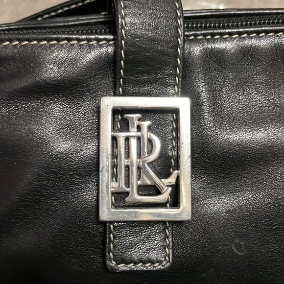 RLL cute detailing on this lightly used black leather shoulder bag - Picture 2 of 9